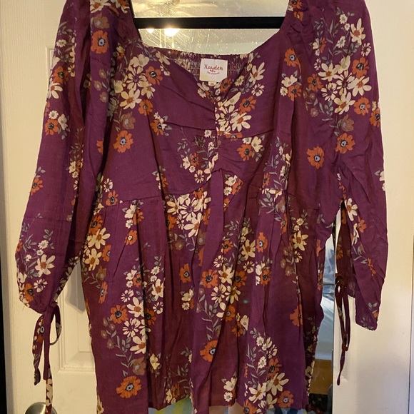 BNWT beautiful floral top by Hayden in LA - Picture 3 of 5